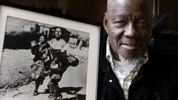 Zomrel fotograf, ktorého preslávila snímka z obdobia apartheidu