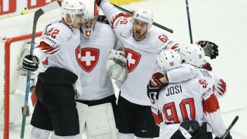Lotyši potrápili Švédov, Švajčiari prekvapili víťazstvom nad Fínmi