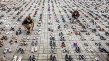 Brusel zaplavili stovky topánok, slúžili ako odkaz pre Netanjahua