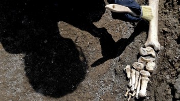 Objavili unikátny historický nález, muža rozdrveného kameňom