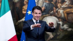 Taliansko má novú populistickú vládu, Conte zložil prísahu