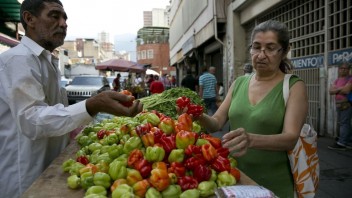 Venezuela kolabuje. Cena tovaru prudko stúpa, inflácia je astronomická