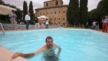 Salvini sa vykúpal v bazéne mafiána, pre zločincov má odkaz