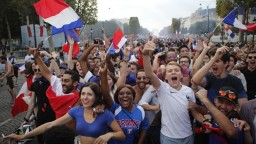 Mohutné oslavy víťazstva si vo Francúzsku vyžiadali ľudské životy