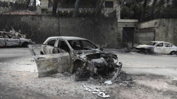 Požiare v Grécku sa zmenili na drámu, zahynuli desiatky ľudí