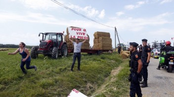 Fotogaléria: Farmári zablokovali Tour de France, zastavili aj lídrov