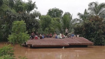 V Laose prišli o strechu nad hlavou tisíce ľudí, pomáha aj Kórea