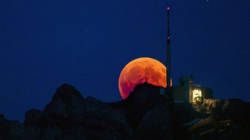 Fotogaléria: Pozrite si, ako vyzeralo unikátne zatmenie Mesiaca vo svete