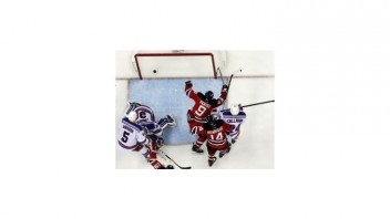 Devils porazili Rangers 4:1 a vyrovnali stav série na 2:2