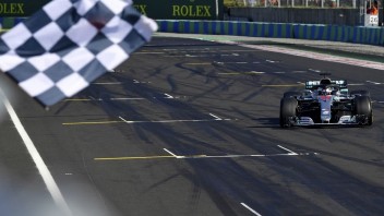F1: V Maďarsku triumfoval Hamilton, zúžitkoval štart z pole position