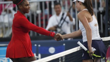 Serena utŕžila najťažšiu prehru v kariére, zdolala ju Britka Kontová