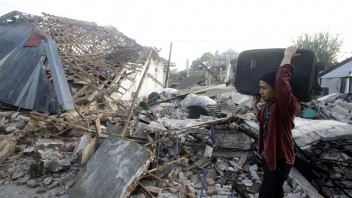 Záchranné akcie v Indonézii prerušilo ďalšie zemetrasenie