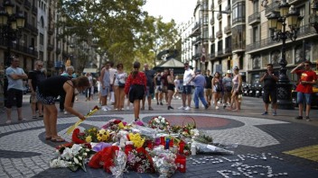 Barcelona si pripomína výročie teroristických útokov