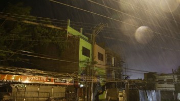 Filipíny zasiahol supertajfún, strhával strechy a elektrické vedenie
