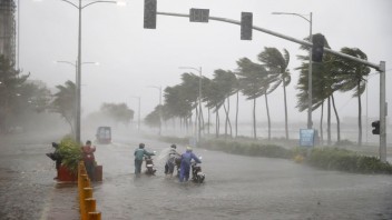 Tajfún Mangkhut spôsobil zosuvy pôdy a záplavy, počet obetí rastie