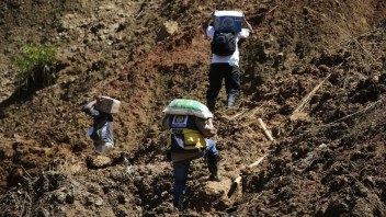 Filipínci bojujú s následkami hurikánu, trápia ich zosuvy pôdy