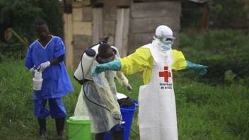 Zdravotníkov ohrozujú milície, hrozí ďalšia epidémia eboly