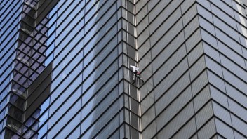 Francúzsky lezec pokoril jednu z najvyšších budov v Londýne