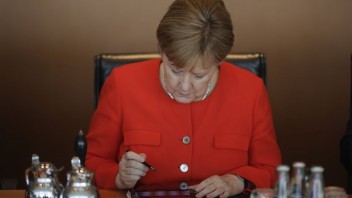Merkelová oznámila odchod z čela CDU, kancelárkou však ostáva