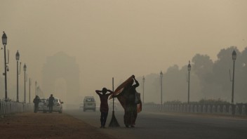 Metropola Indie bojuje so smogom. Ovzdušie znečistila pyrotechnika