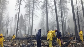 Kalifornia má požiar pod kontrolou, trosky naďalej prehľadávajú