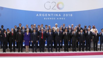 Odštartoval samit G20, zatieňuje ho spor medzi USA a Čínou