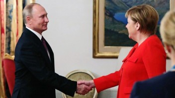 O kríze na Ukrajine treba rokovať, Merkelová sa stretla s Putinom