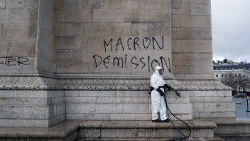Horiace budovy, vyplienená pamiatka. Protesty v Paríži boli násilné