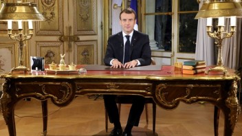 Macron chce veľké protesty tlmiť ústupkami, stretli sa s kritikou