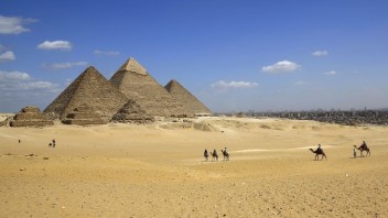 Autobus s turistami zasiahla neďaleko pyramíd v Gíze bomba