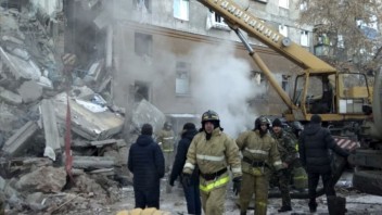 Zrútila sa bytovka v Rusku. Hlásia obete a desiatky nezvestných