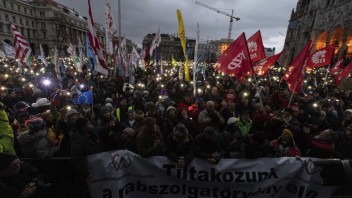 V Budapešti sa zišli odporcovia Orbána, odbory pohrozili štrajkom