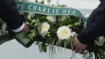 Zabili 17 ľudí. Francúzi si pripomenuli útok na Charlie Hebdo
