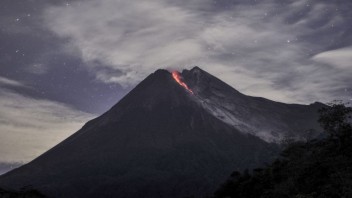 Indonézska sopka vychrlila rieku lávy, najdlhšiu od augusta