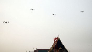 Letka dronov či malé lietadlá. Ako bojujú v Bangkoku proti prachu?