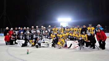 Súboj hokejových legiend pod holým nebom ovládol Tipsport tím