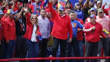 Maduro reaguje na protesty. Chce predčasné parlamentné voľby