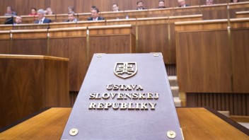 Rokovanie NR SR o voľbe ústavných sudcov