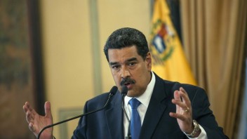 Guaidó sa vyhráža armádou USA, Maduro odmietol pomoc