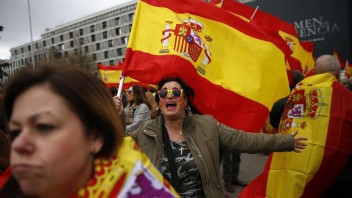 Tisíce demonštrantov vyšli do ulíc, podporujú jednotu Španielska