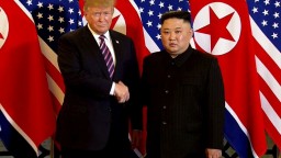 Kim a Trump sa zišli. Rukami si potriasli vo vietnamskom Hanoji
