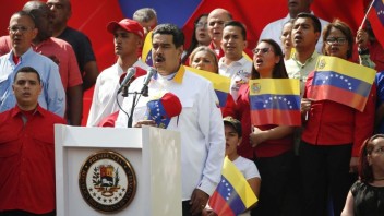 Maduro viní USA zo sprisahania, súpera nazval diabolskou bábkou