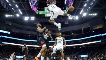 NBA: Milwaukee zdolalo Houston, Denver tesne zvíťazil