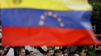 Madurovho soka chcú zbaviť imunity. Ľudí vyzval, aby sa zomkli