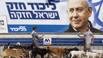 Izrael si volí nový parlament. Obháji Netanjahu kreslo premiéra?