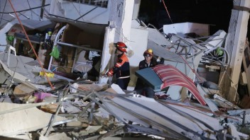 Filipíny zasiahli ďalšie otrasy, v pondelok zahynulo 15 ľudí