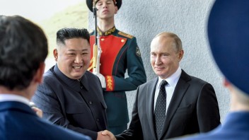 Kim a Putin sa stretli prvýkrát, šéf Kremľa víta diktátorovu snahu