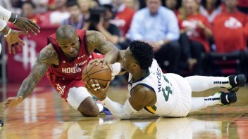 NBA: Houston postúpil do semifinále, zápas s Utahom ťahal Harden