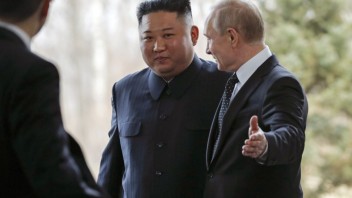Vážený súdruh predseda, oslovoval Putin Kima. Čakať ho nenechal