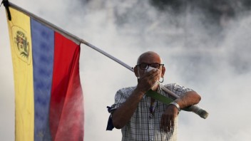 Z Caracasu hlásia prestrelky, armáda sa ku Guaidóovi nepridala